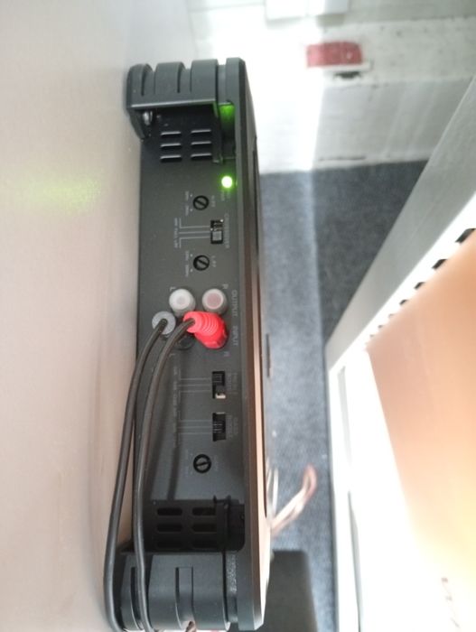 Бас каса усилвател и контензатор