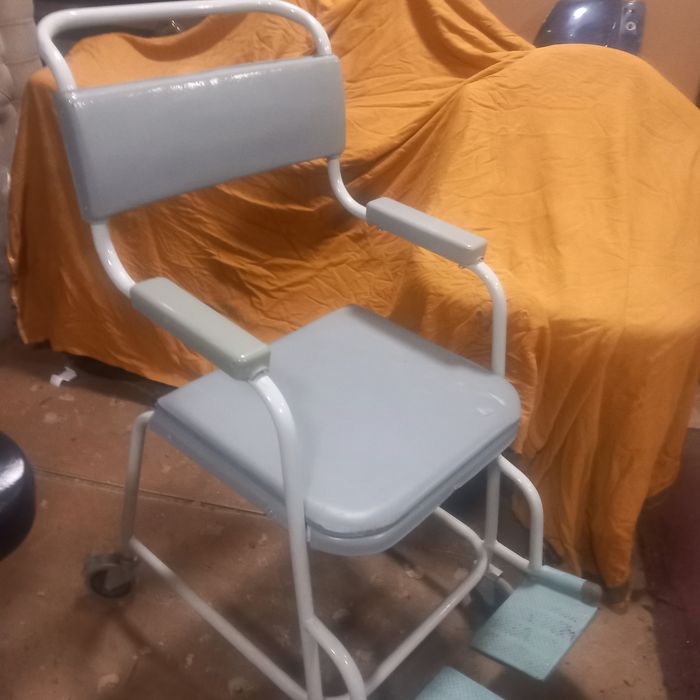 Санитарен стол за инвалиди