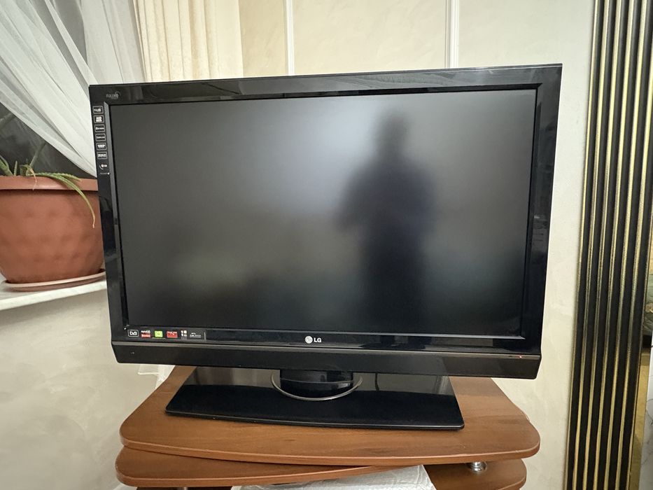 LG в черном цвете 42 дюйма, 106,7 см