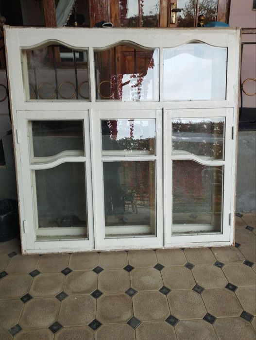 Оконные рамы и дверь