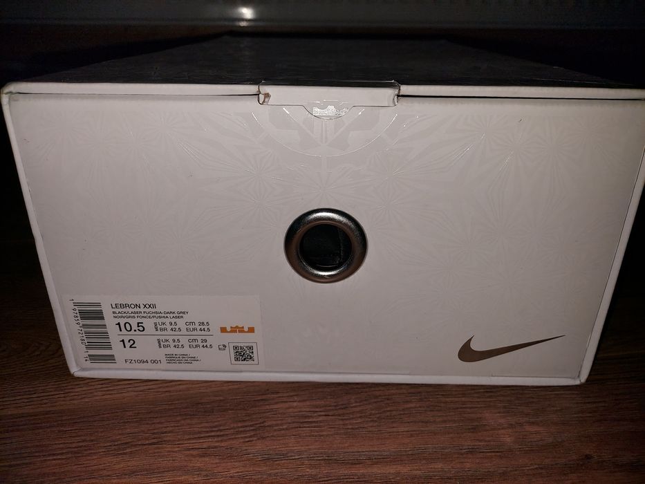 Vând pereche noua de ghete baschet Lebron XXII "Blacklight", 44.5 EU