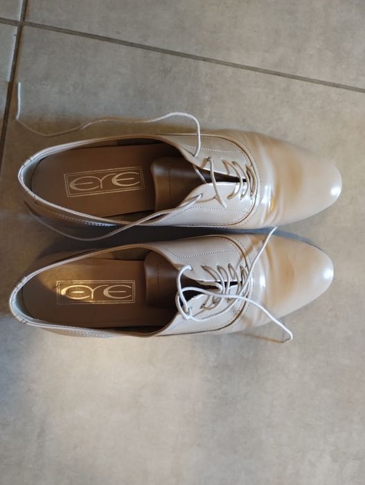 Vând pantofi din piele naturala