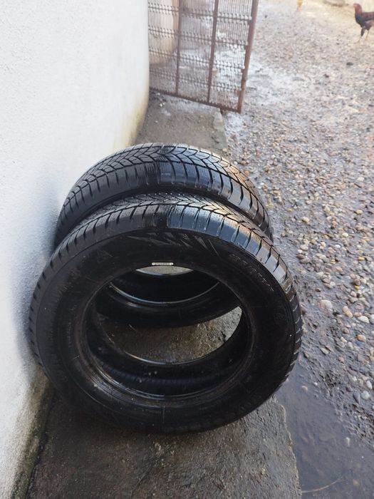 Vand 2 cauciucuri de 195/65 R 15 de iarna