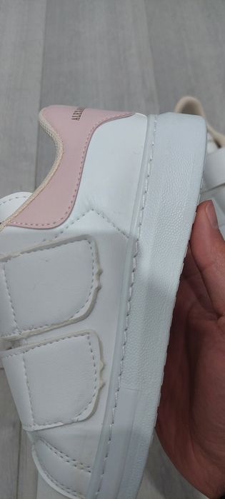Vand adidasi damă noi foarte comozi