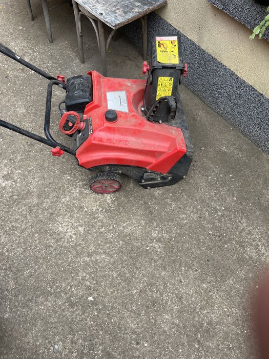 Бензинов снегорин Hecht 9123