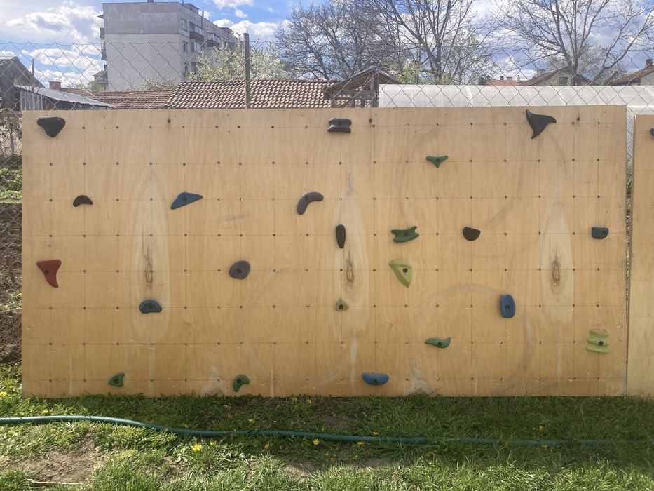 Детска стена за катерене