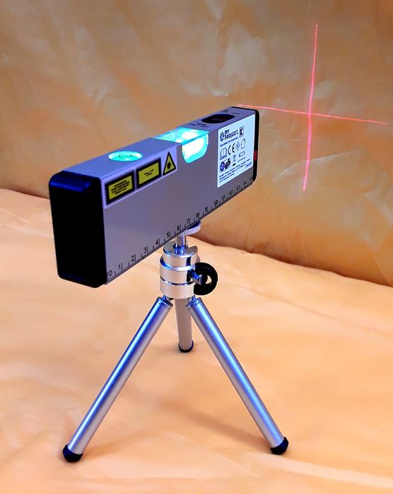 NIVELĂ cu LASER si stativ cu înălțime reglabilă NOUĂ - 50 Lei