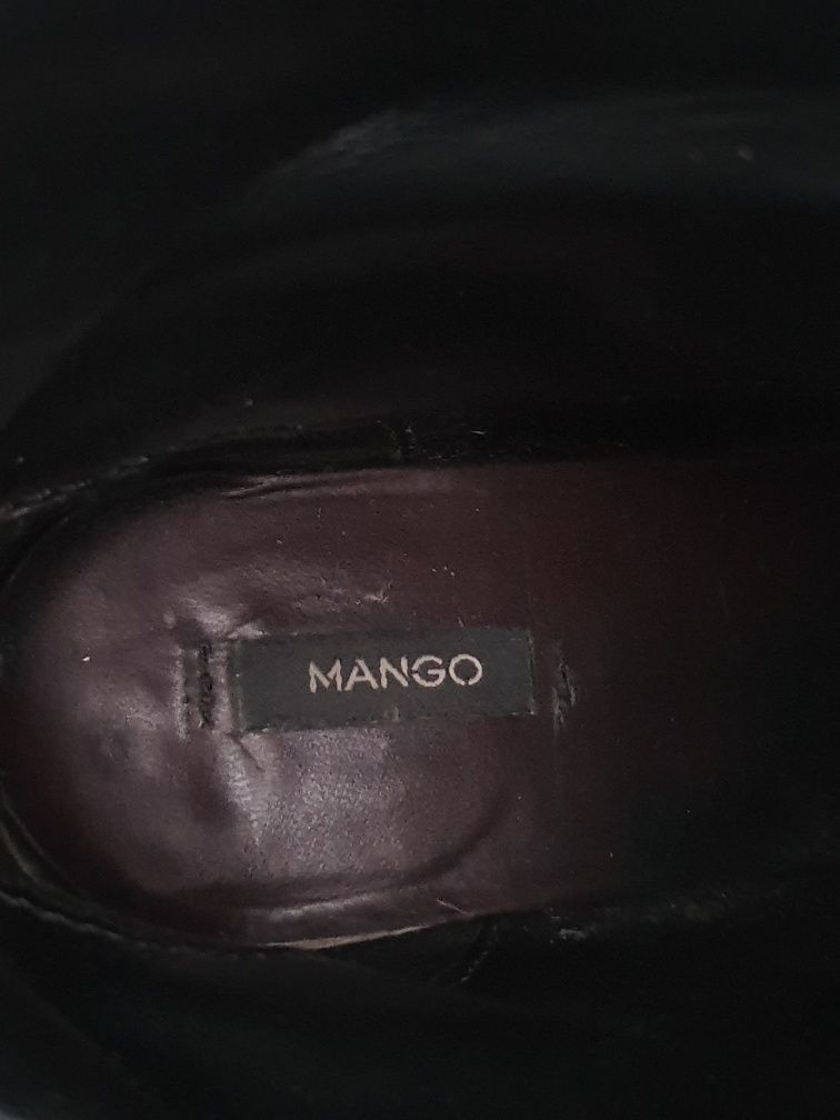 Ghetute din piele intoarsa, negre, marca Mango, marimea 38
