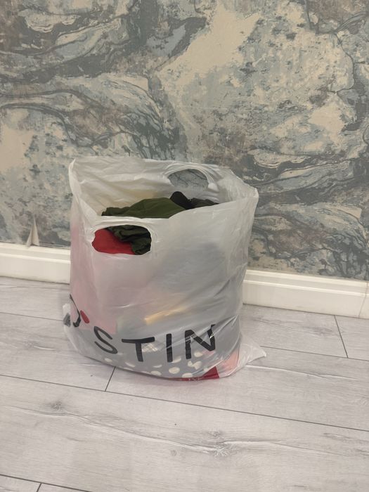 Отдам женские вещи. Есть платье, брюки, футболка, рубашка. Бесплатно..