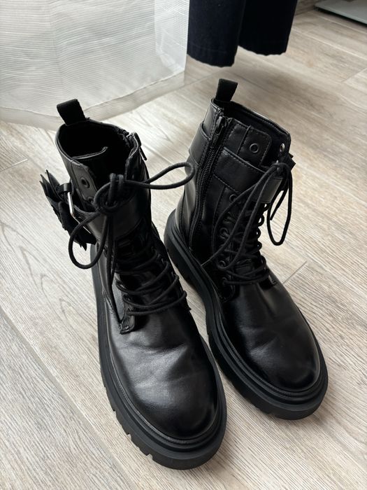 Черни боти с акцент Zara