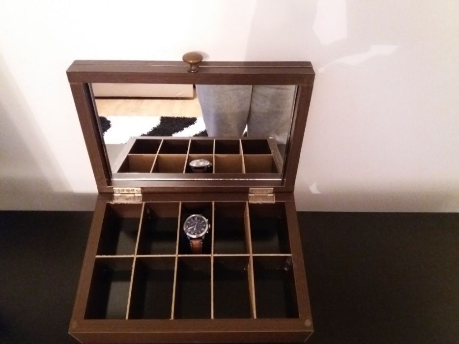 Cutie ceasuri din lemn