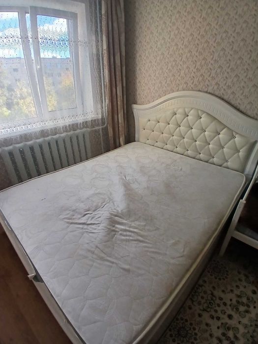 Двуспальная кровать с матрасом