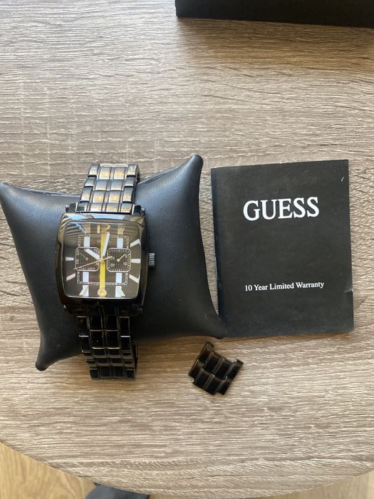 Часовник GUESS