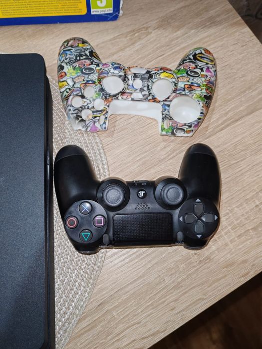 Play Station 4 - 500 GB + 6 jocuri