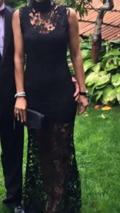 Продавам дантелена официална рокля