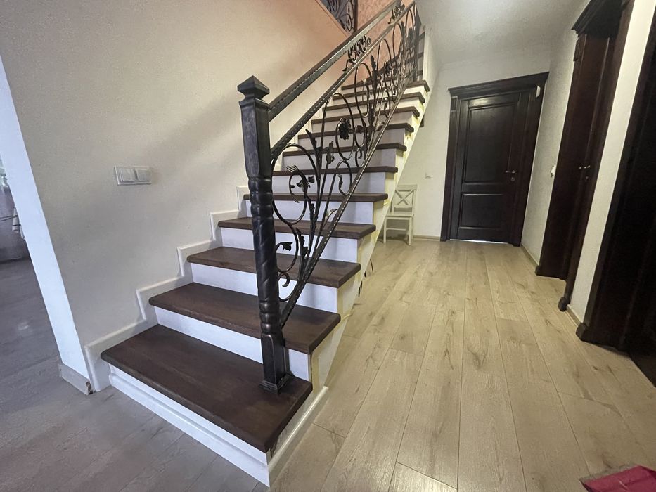 Scari de interior din lemn masiv ( stejar ) si usi interior la comanda