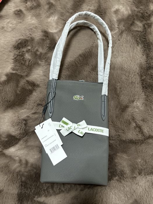 Geanta noua, cu eticheta