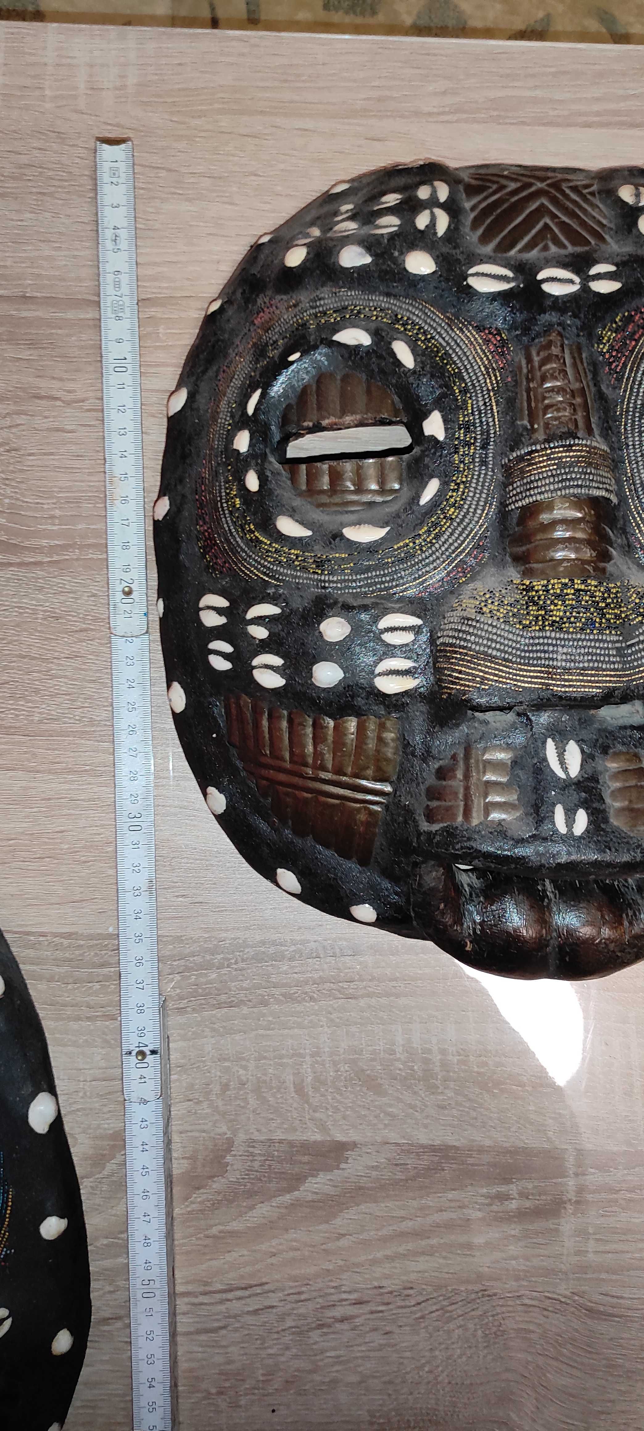 Старинни дървени маски с апликации от Конго