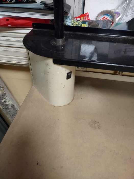 Старо метално зъботехническо бюро с плот от камък и лампи