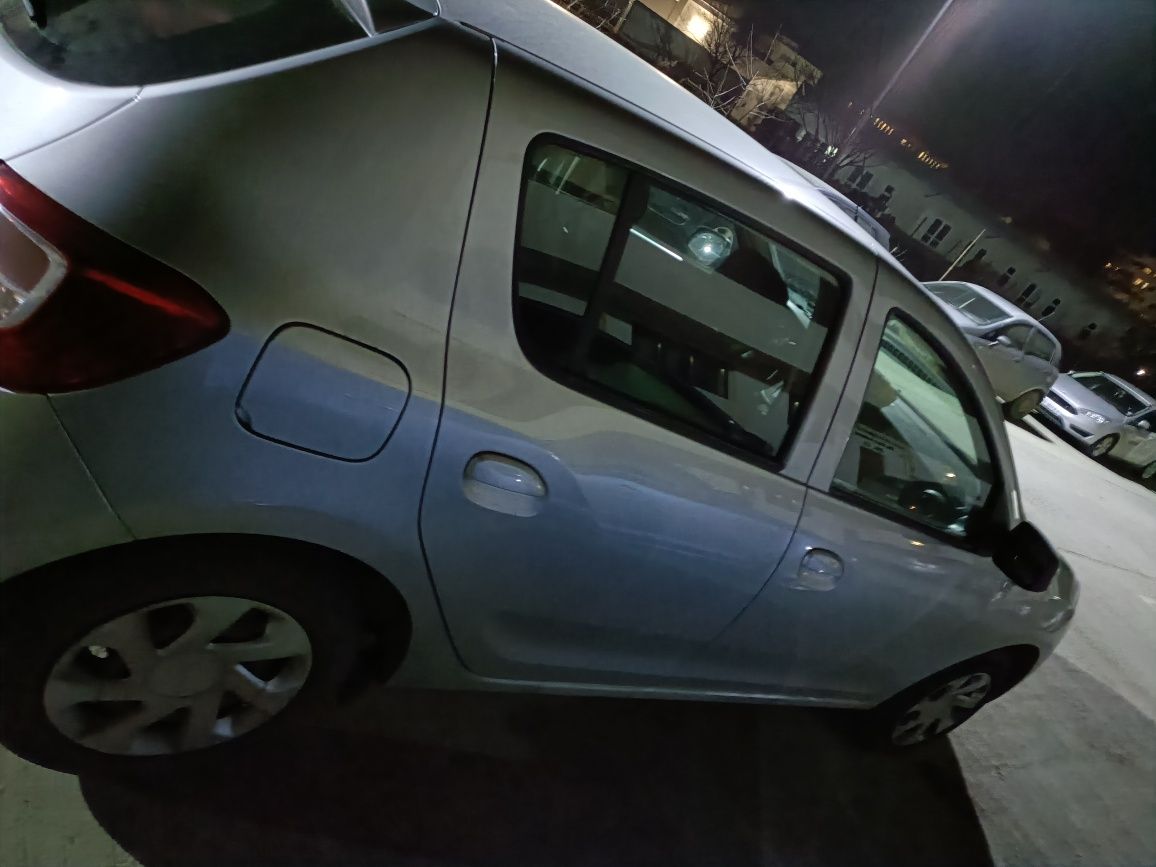 Vând Dacia Sandero Laureate 2012 cu alarmă și senzori de parcare