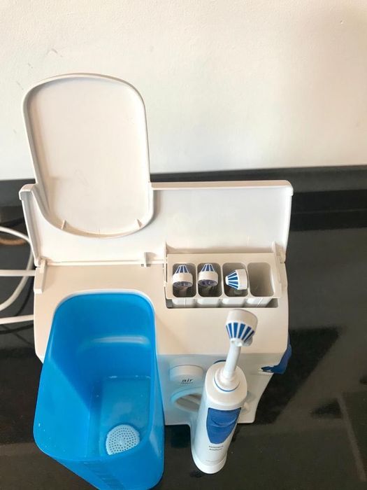 Четка за зъби  с водна струя Орал Б. Орален душ Oral B