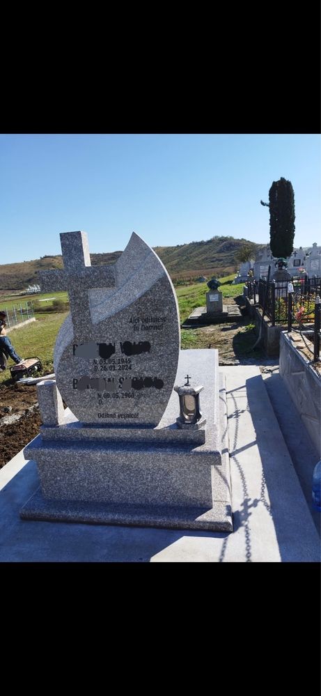 Monumente funerare