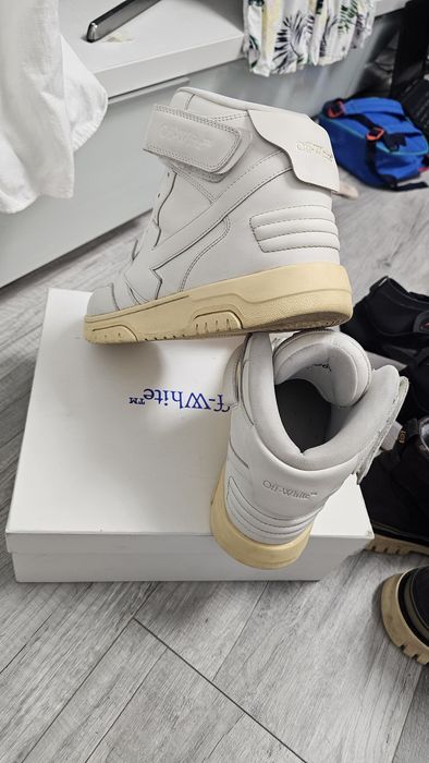 Out off white mid top lea