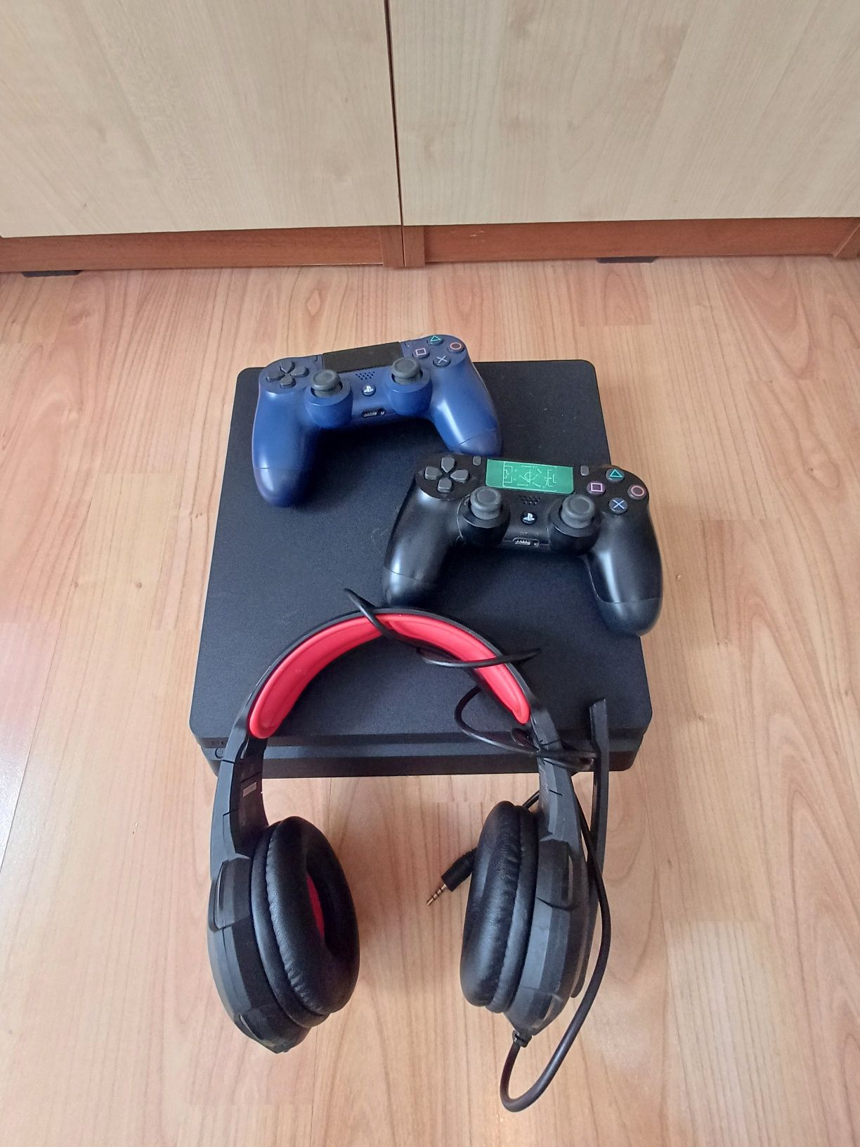 Ps4 slim + 4 игри , 2 джойстика и слушалки