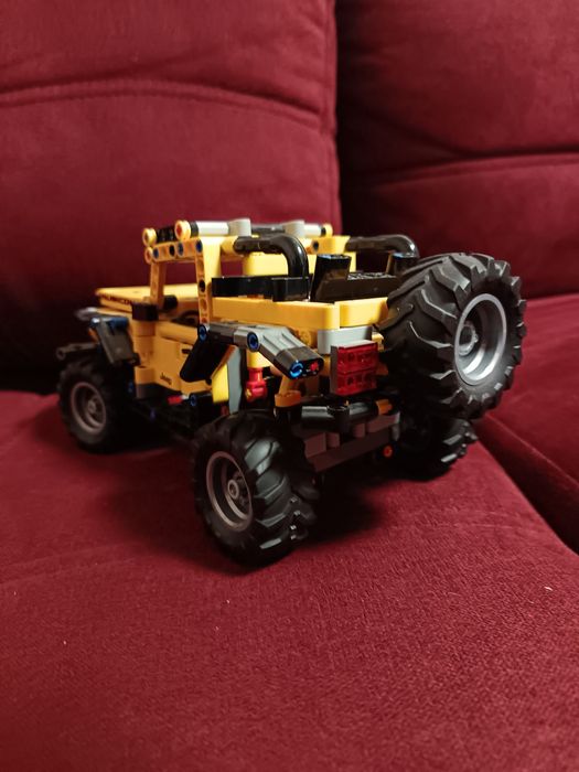 Vând lego Jeep Wrangler Rubicon