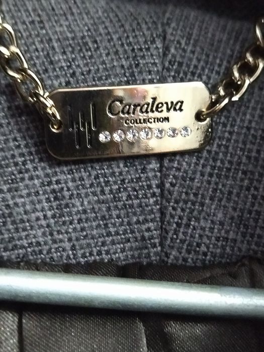 Польто сотилади янги.