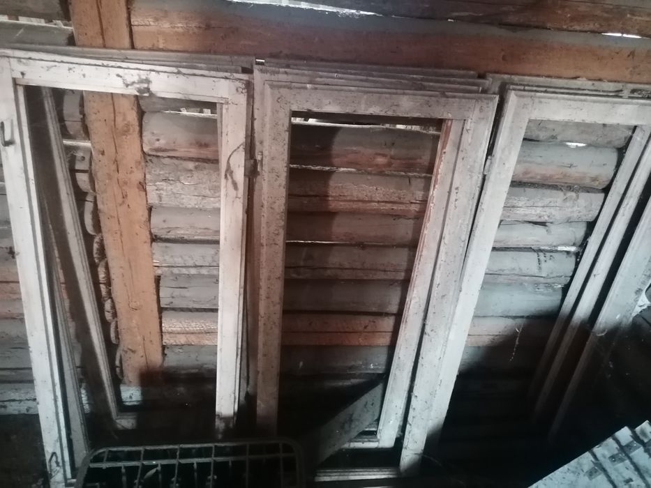 Vând 4 uși și 4 geamuri din lemn tot cu gratii