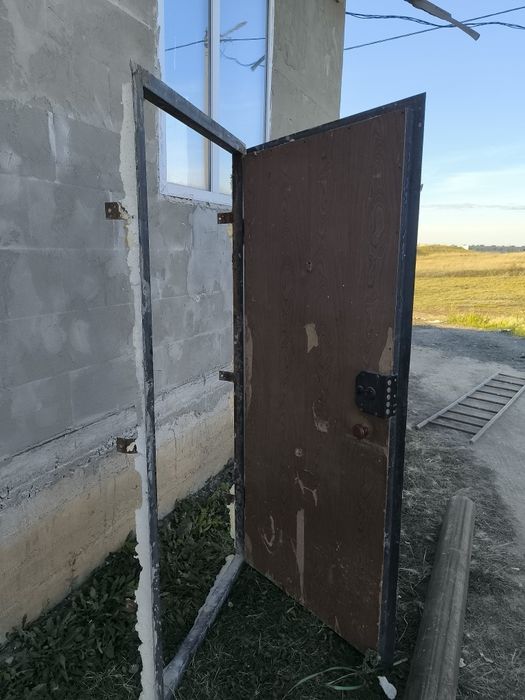 Продам железную дверь б у ,есть два ключа