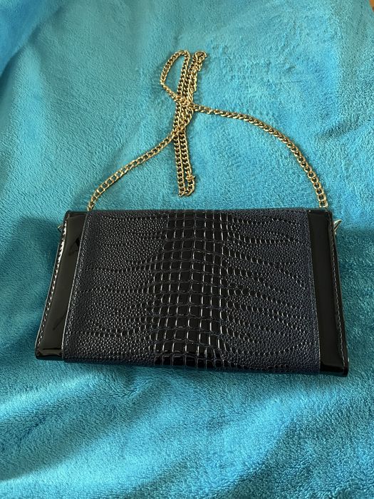 Geanta tip plic piele lacuita Prada 16x3x23 cm in stare perfecta