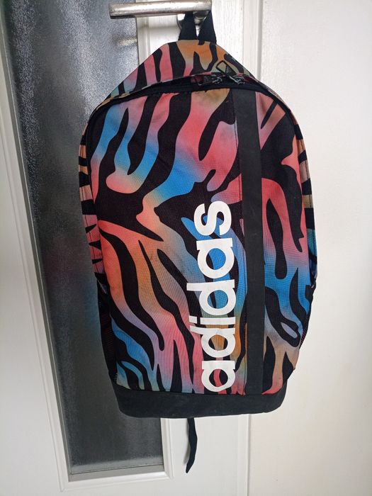 Vând rucsac sport Adidas produs de calitate, original,urme de folosire