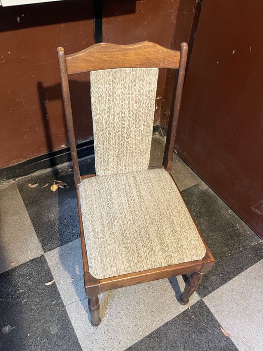 6 трапезни стола от дърво