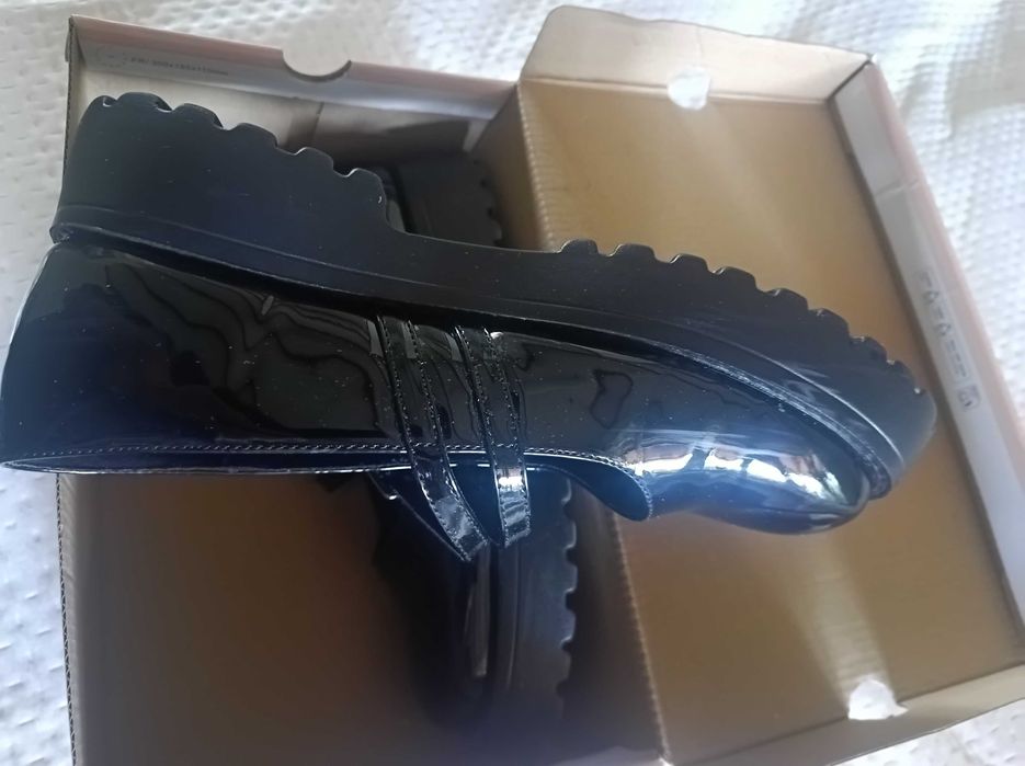 Нови черни обувки, изкуствен лак, 41 номер