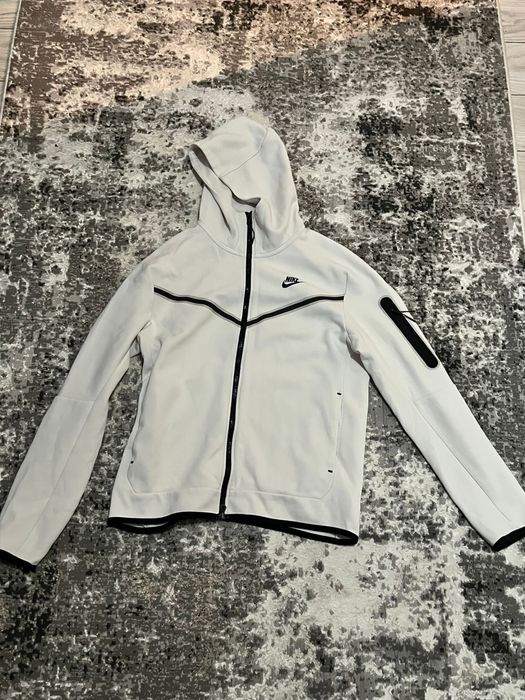 Nike tech alb, pret 280