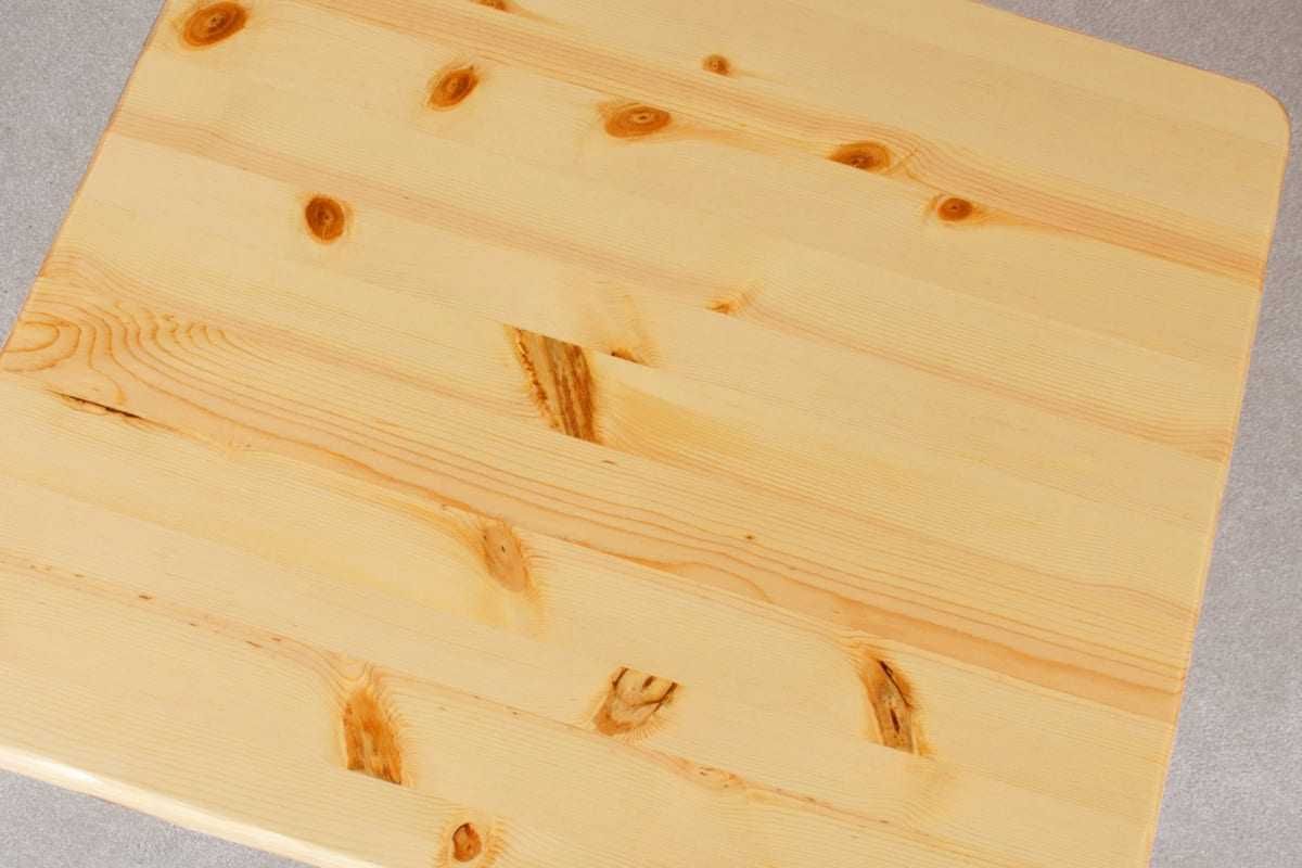 Blat din lemn masiv de pin din lemn natural de cea mai buna calitate.