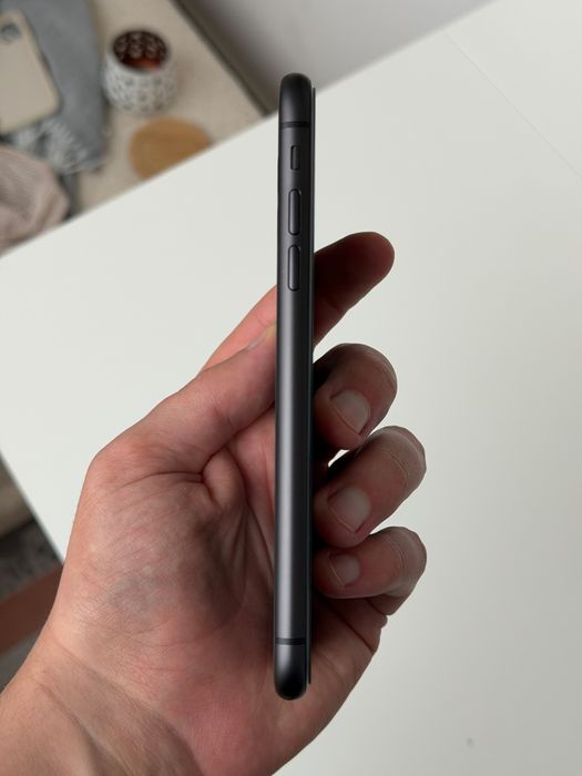 Vand iPhone 11 negru de 64 GB in stare excelenta
