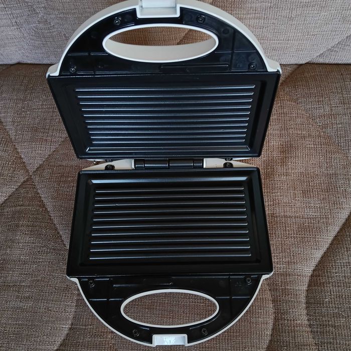 Сандвич-тостер преса Crown 750W, грил плоча, незалепващо покритие