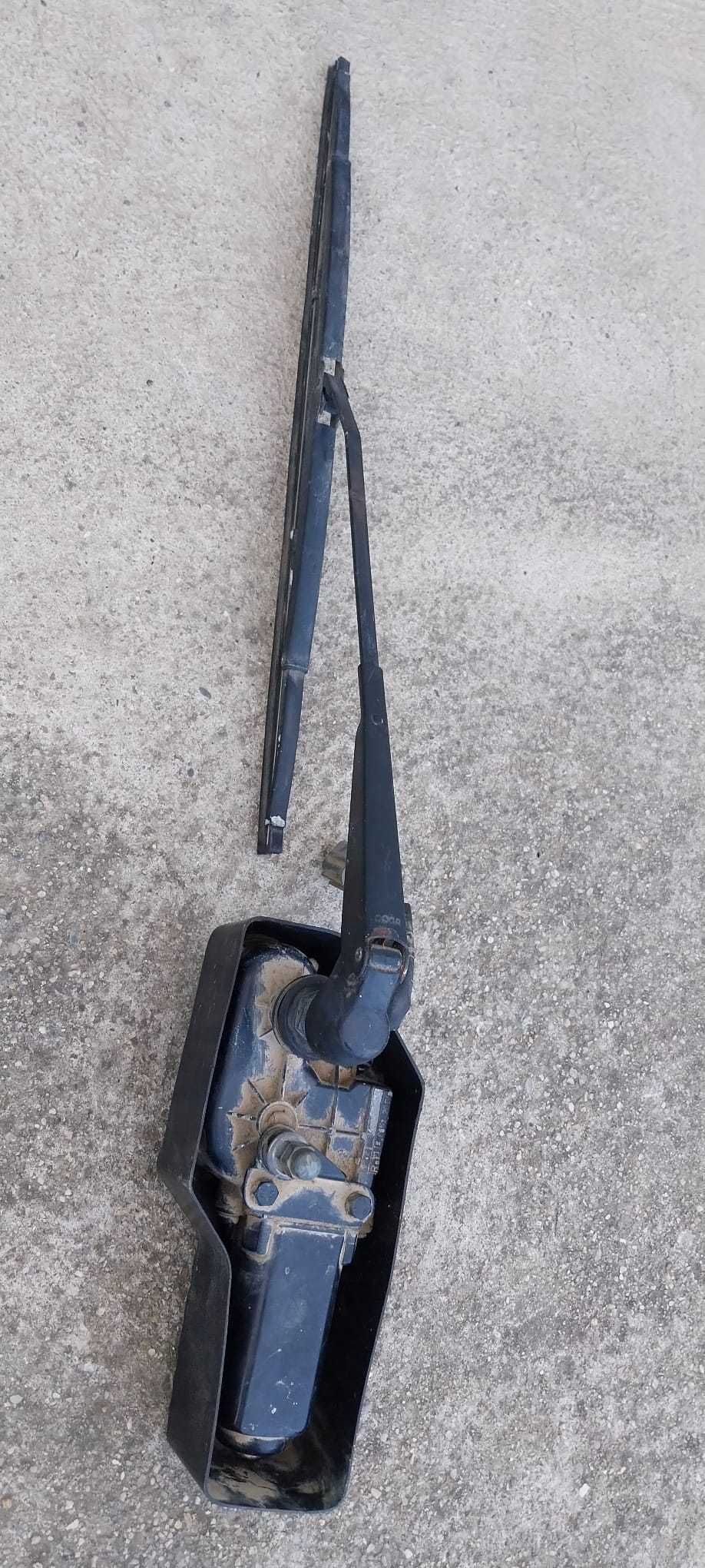 Vand furtun racire buldoexcavator si stergator geam spate.