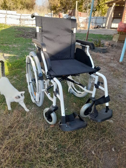 Кресло коляска людям с ограниченными возможностьями