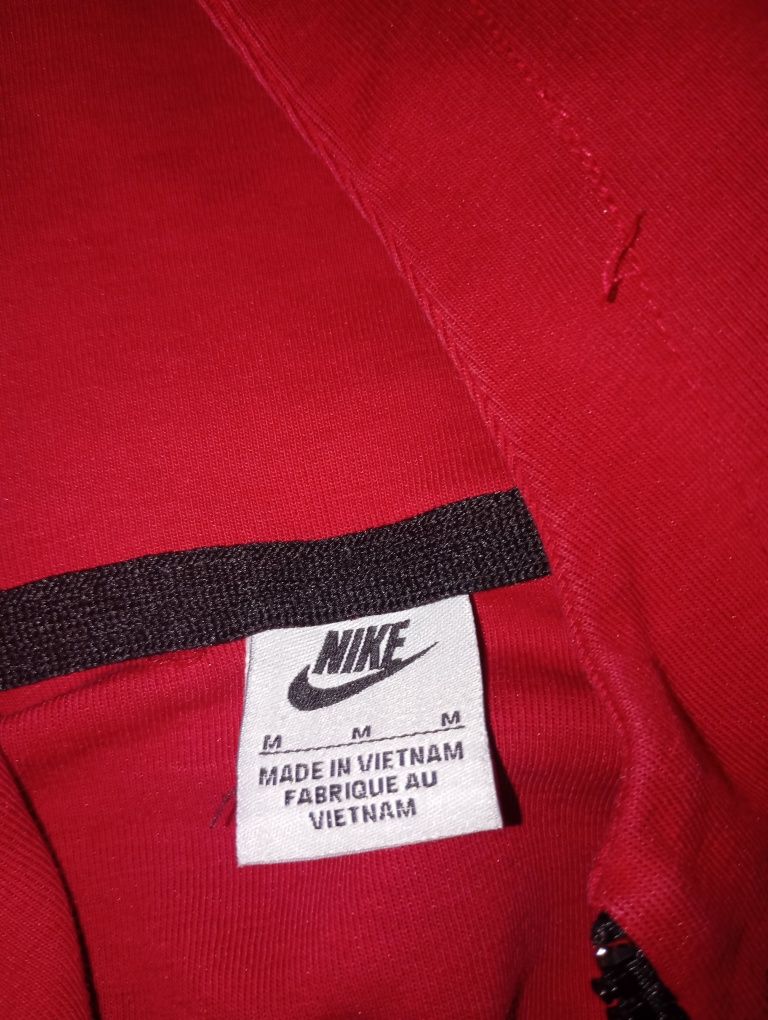 Здравейте продавам nike tech fleece  червен.