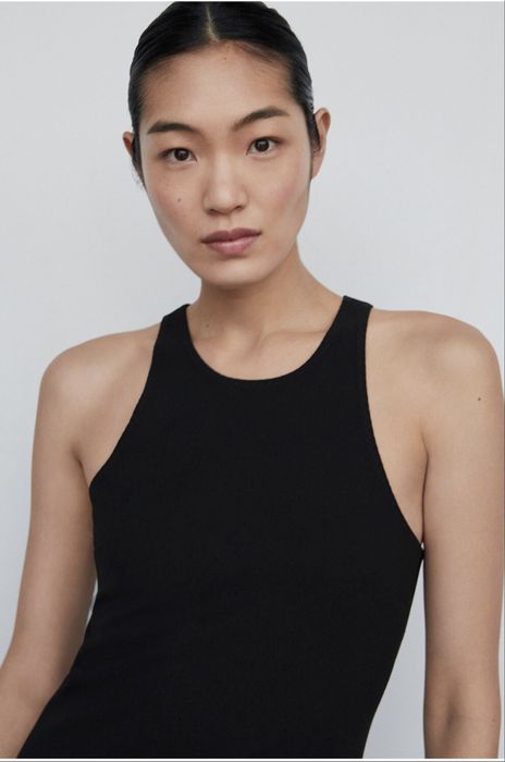 Рокля Mango с цепка встрани