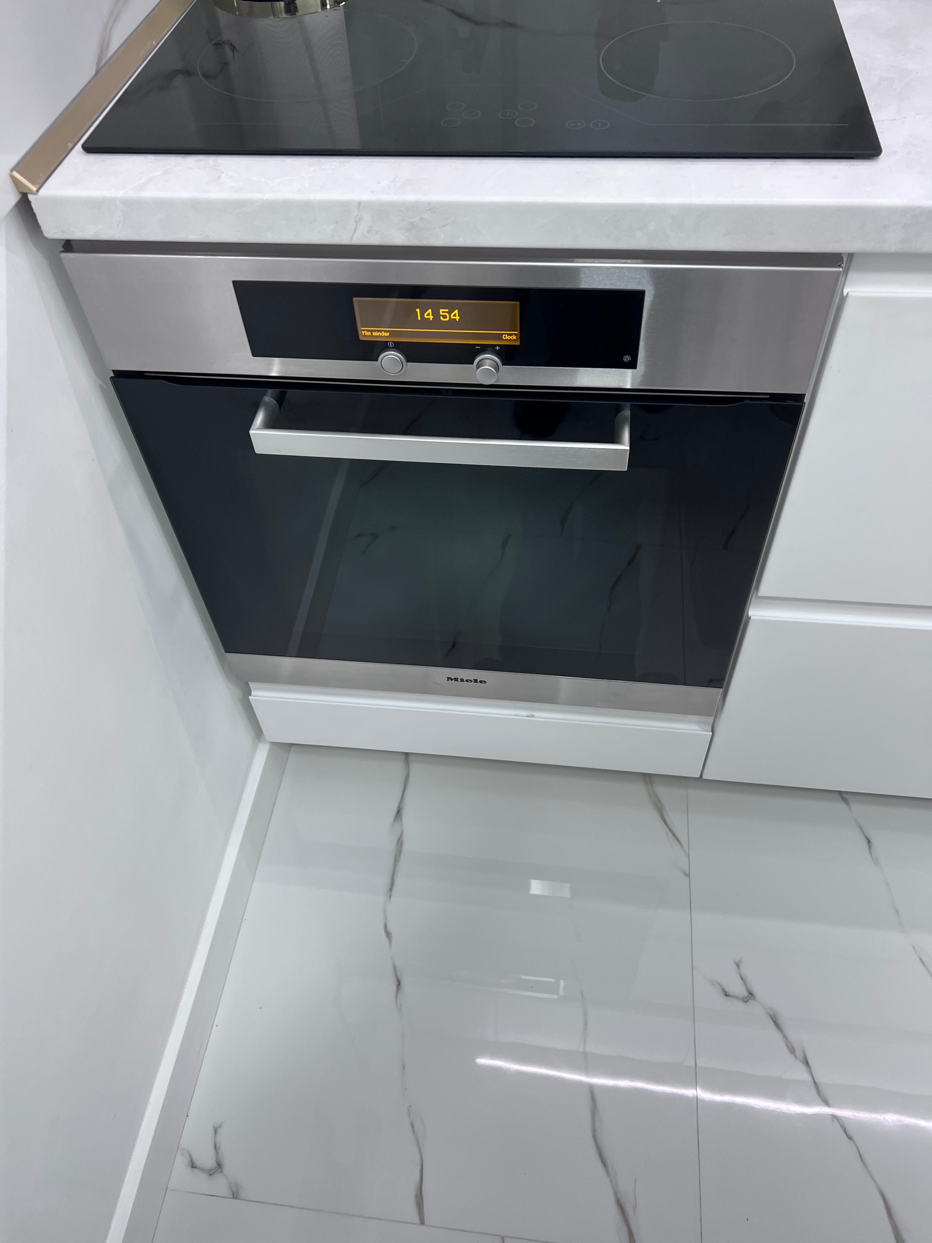 Cuptor inclus in mobila Miele