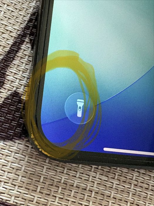 Iphone 15 128 GB със спукан дисплей