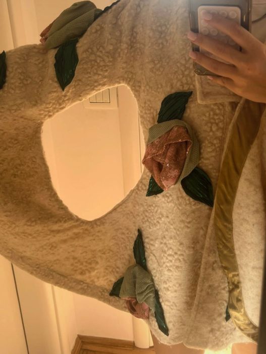 Haina accesorizata din lana 100%