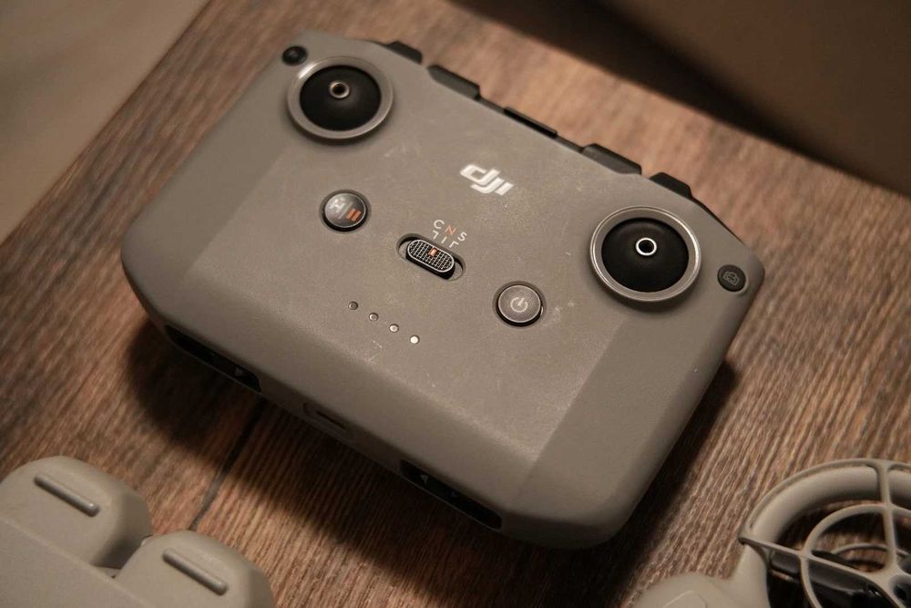 Vand drona DJI Neo – Fly More Combo