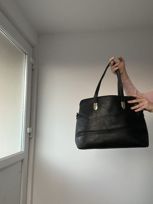 Vând geantă de culoare neagră.