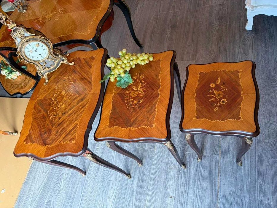 Set de 3 măsuțe din lemn cu intarsie și ornamente din bronz.